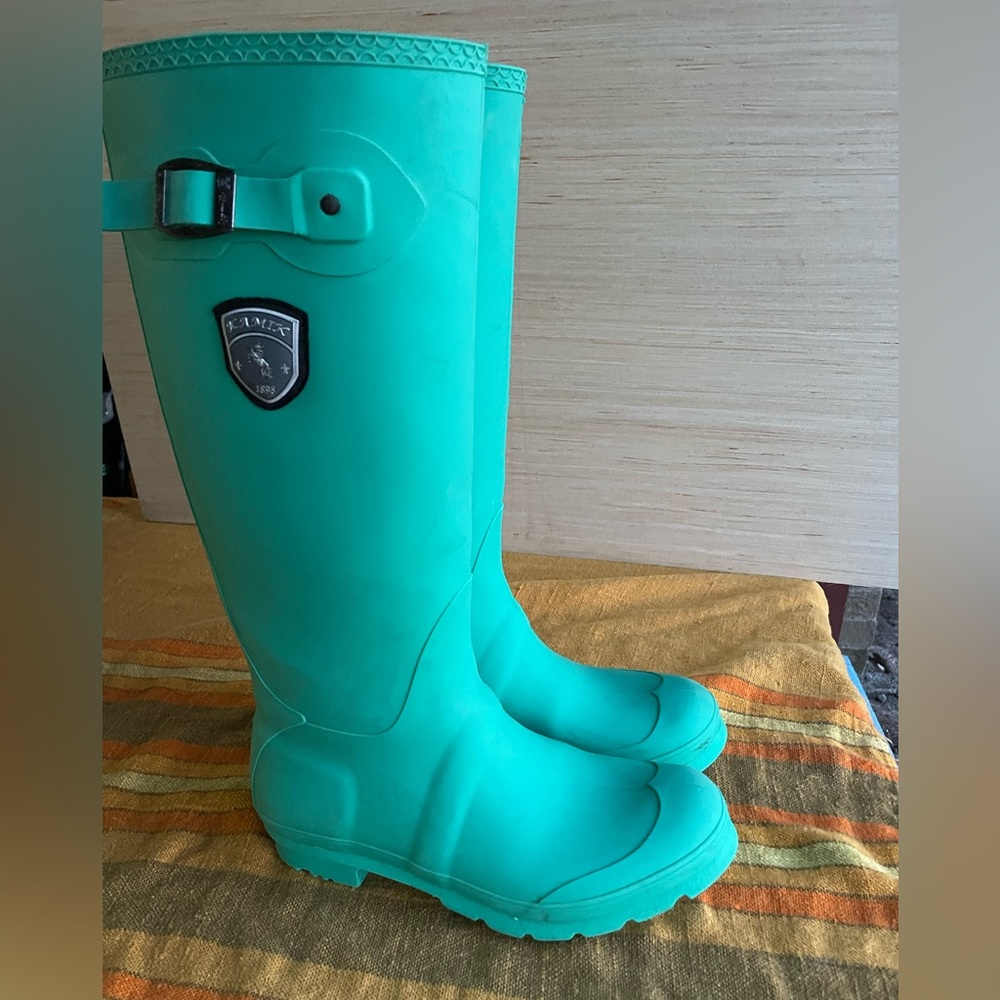 Kamik mint green tall rubber boots. Size 10.